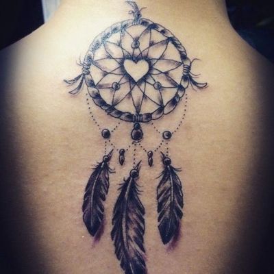  Tatouage attrape rêve avec un centre en forme de cœur sur le haut du dos